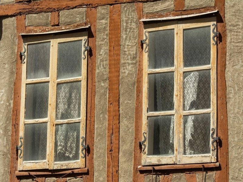 Ancienne fenêtre en bois à simple vitrage d'une maison de ville d'Oullins avant restauration ou remplacement
