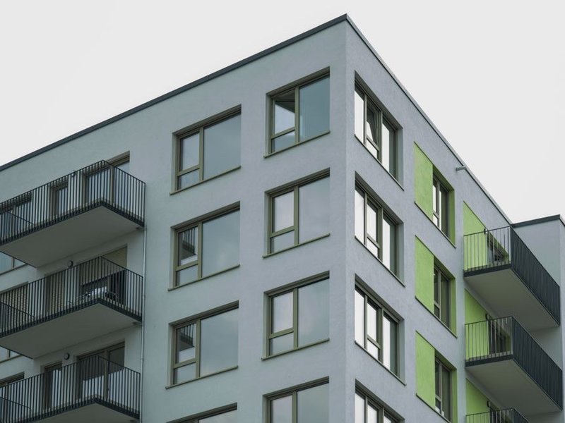 Fenêtre aluminium à vitrage feuilleté acoustique posée sur la façade d'un immeuble de copropriété de Pierre-Bénite donnant sur une avenue