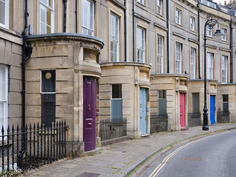 Portes d'entrée de maisons ouvrières mitoyennes du faubourg de Pierre-Bénite à remplacer par des menuiseries isolantes