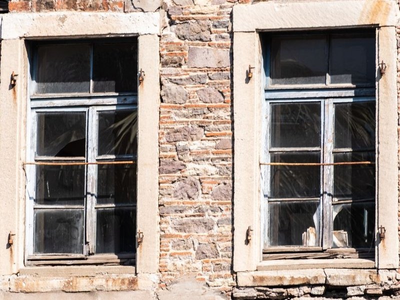 Ancienne fenêtre en bois à petits carreaux d'une maison de hameau de Rontalon avant restauration