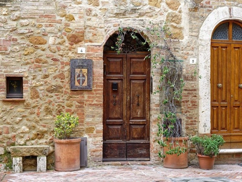 Porte d'entrée et porte de grange en bois d'une ferme de coteau de Rontalon, sur un seuil de pierre