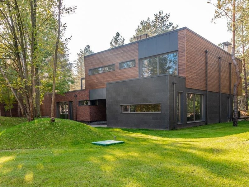 Grande baie vitrée bois-aluminium encadrée de pierre de Couzon dorée donnant sur les coteaux et la Saône dans une villa de Saint-Cyr-au-Mont-d'Or