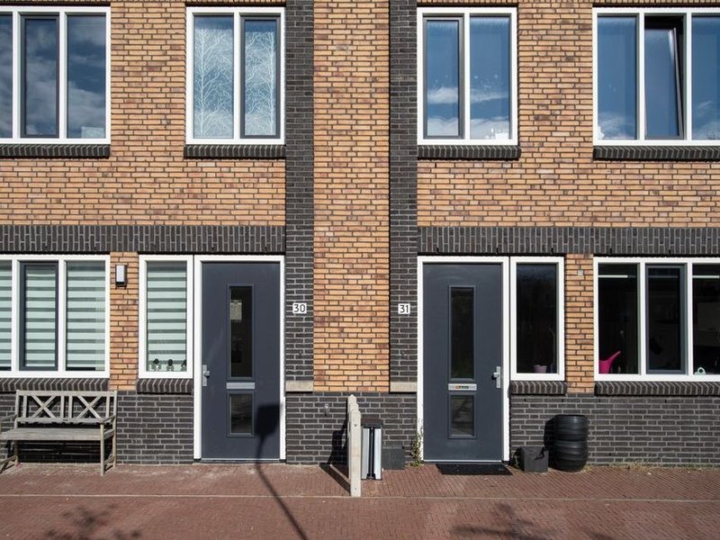 Porte d'entrée fatiguée d'un pavillon modeste de Saint-Fons remplacée par une porte isolante mieux verrouillée