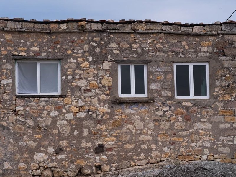 Fenêtre ancienne reprise sur une maison du vieux bourg de Saint-Pierre-de-Chandieu pour couper les sifflements et courants d'air
