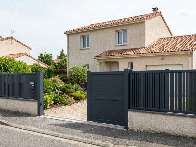 Portail aluminium coulissant motorisé et clôture assortie à l'entrée d'un pavillon avec jardin à Saint-Priest