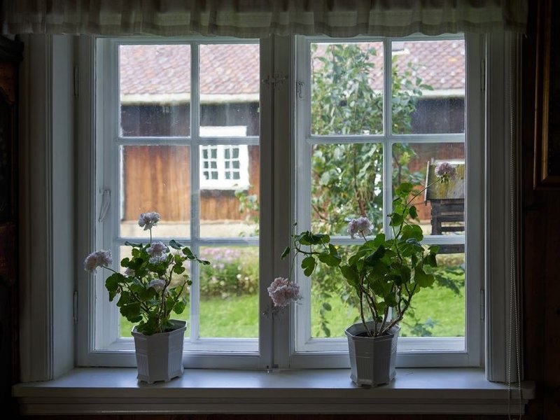 Fenêtre bois sur mesure à petits bois posée dans une maison en pierre du centre ancien de Saint-Symphorien-d'Ozon