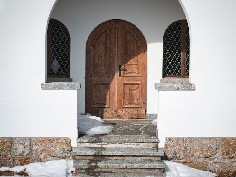 Porte d'entrée sur mesure posée sur une maison de Saint-Symphorien-d'Ozon, isolante et sécurisée