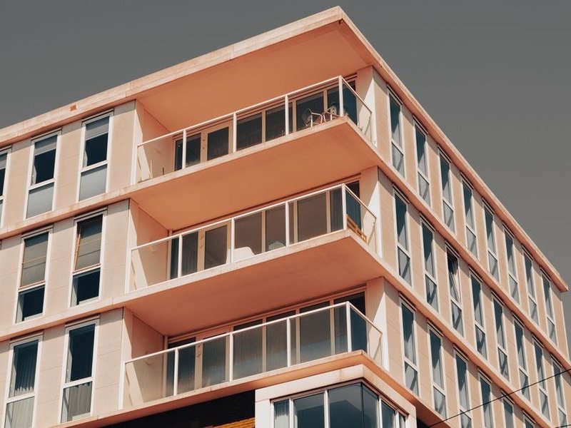 Grande baie vitrée d'un logement de l'éco-quartier Castellane à Sathonay-Camp équipée d'un double vitrage performant
