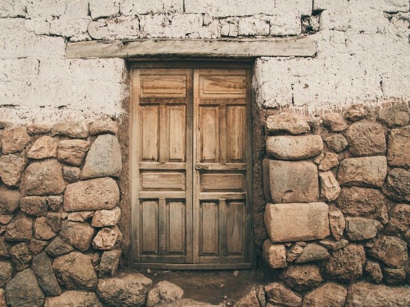 Porte d'entrée sur mesure posée sur une maison de caractère du vieux village de Sathonay-Village, en accord avec la façade de pierre