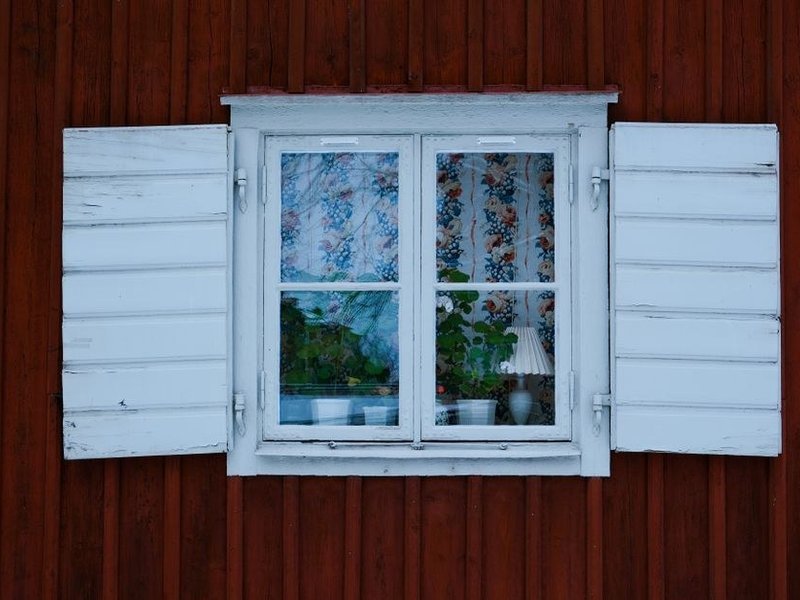 Fenêtre neuve posée sur une maison de bourg ancien alignée sur une rue étroite de Simandres