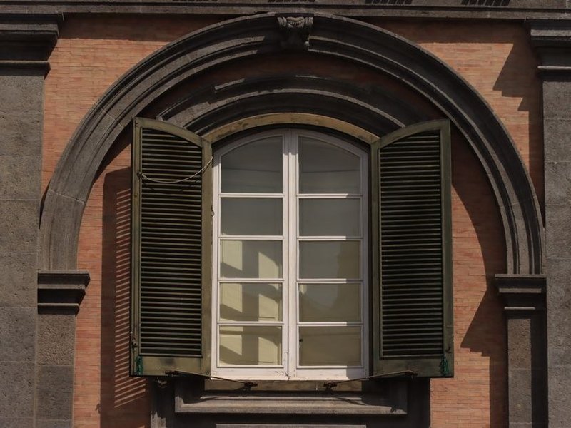 Volets battants restaurés sur une façade de bourg et volet roulant modernisé sur un pavillon récent de Simandres