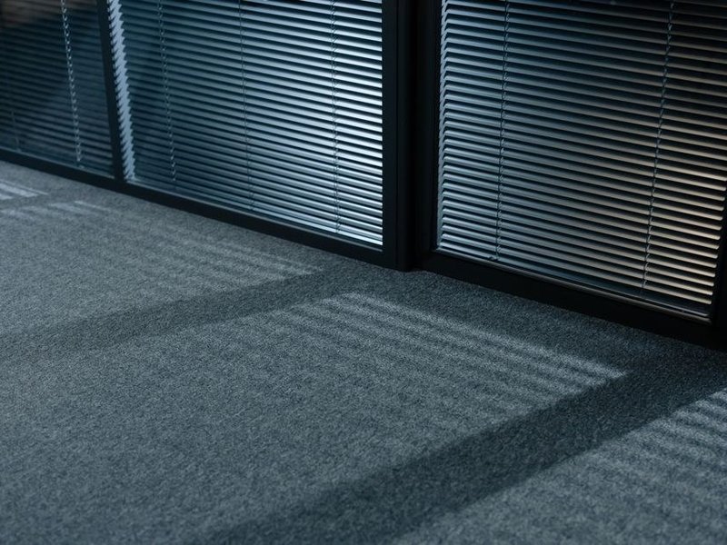 Brise-soleil orientable motorisé installé au-dessus d'une grande baie exposée d'une villa de coteau de Solaize
