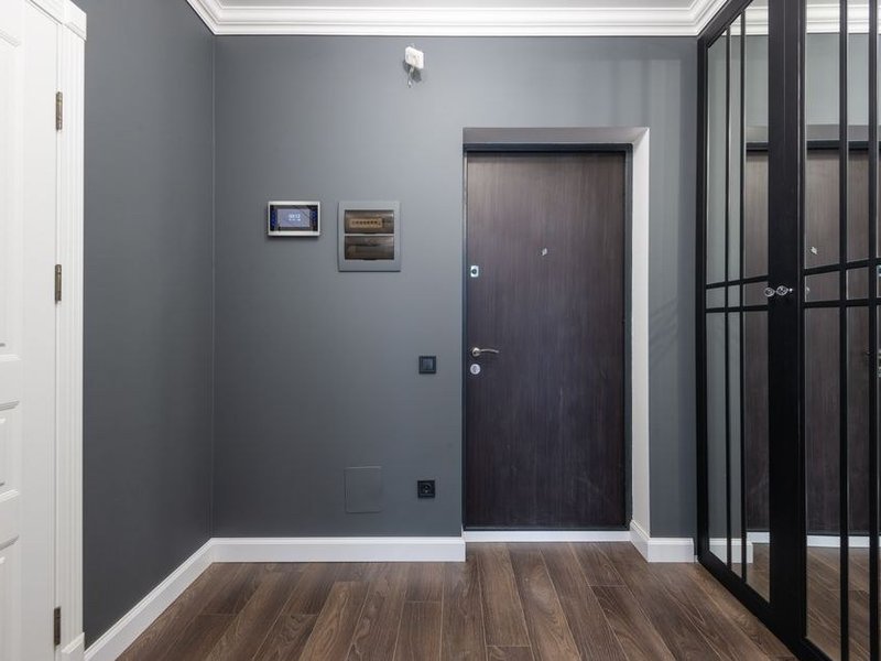 Porte d'entrée sécurisée sur-mesure posée sur une propriété cossue de Solaize, teintes assorties aux fenêtres