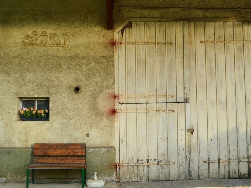 Porte en bois massif d'une dépendance en pierre dorée d'un ancien domaine agricole à Soucieu-en-Jarrest