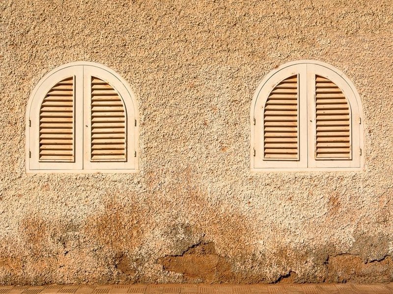 Porte d'entrée en bois d'un pavillon de Souzy, dans la vallée de la Brévenne