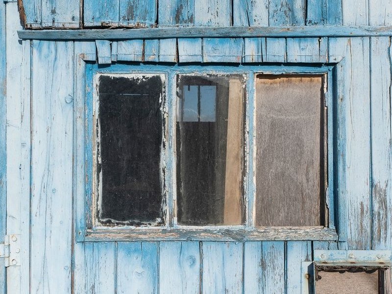 Fenêtre bois d'origine à petits bois et joints durcis d'une maison ancienne du vieux bourg de Tassin avant remplacement