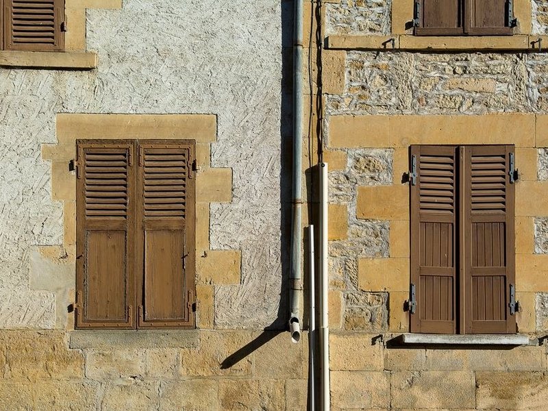 Volets battants bois d'époque d'une maison de coteau de Tassin en cours de restauration avec reprise du bois et des ferrures