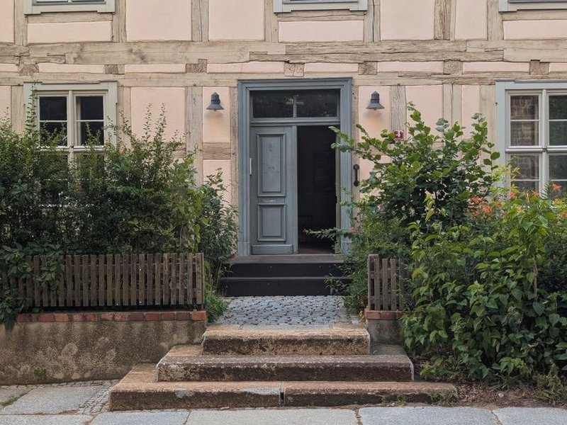 Porte ancienne en bois d'une maison de caractère de Tassin remplacée par une porte isolante au même style