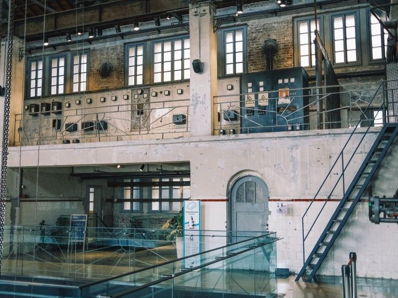 Grande verrière métallique d'un ancien atelier de soie TASE reconverti en loft au Carré de Soie à Vaulx-en-Velin avant reprise du vitrage