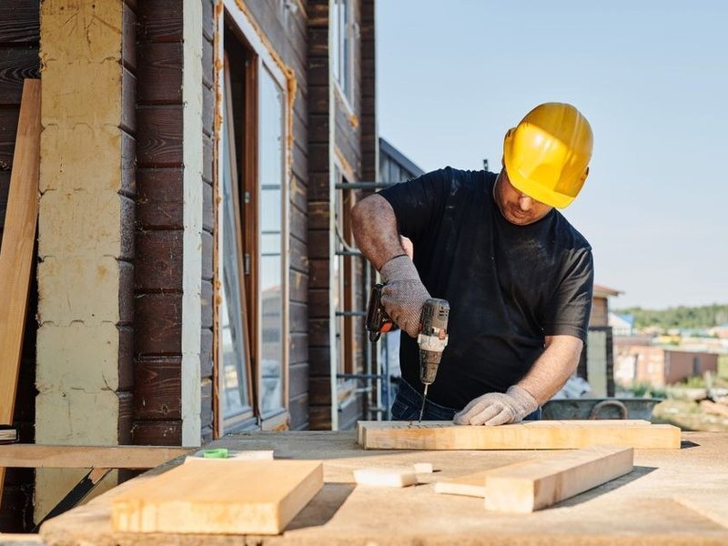 Fenêtres d'origine d'un logement de grand ensemble rénové du Mas du Taureau à Vaulx-en-Velin remplacées par des menuiseries isolantes