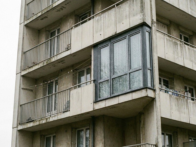 Fenêtre PVC neuve posée à l'aspect harmonisé sur la façade d'un appartement de grand ensemble des Minguettes à Vénissieux