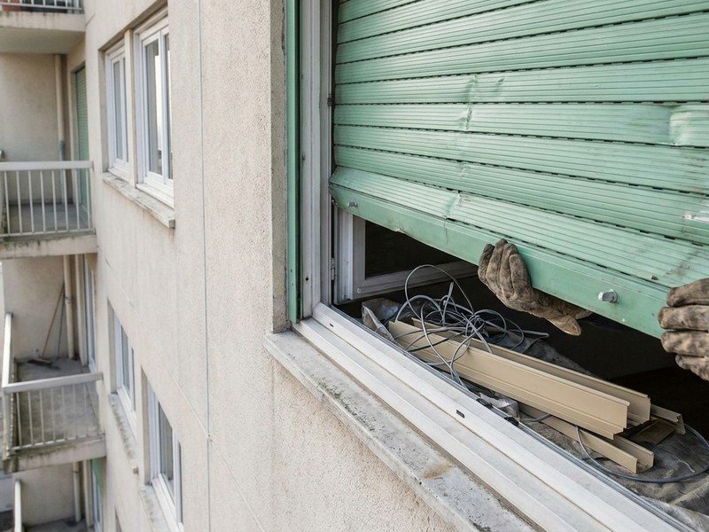 Remplacement d'un volet roulant d'origine fatigué sur une fenêtre d'appartement de barre à Vénissieux