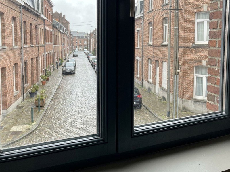 Fenêtre à vitrage acoustique posée côté rue passante dans un appartement à Villeurbanne