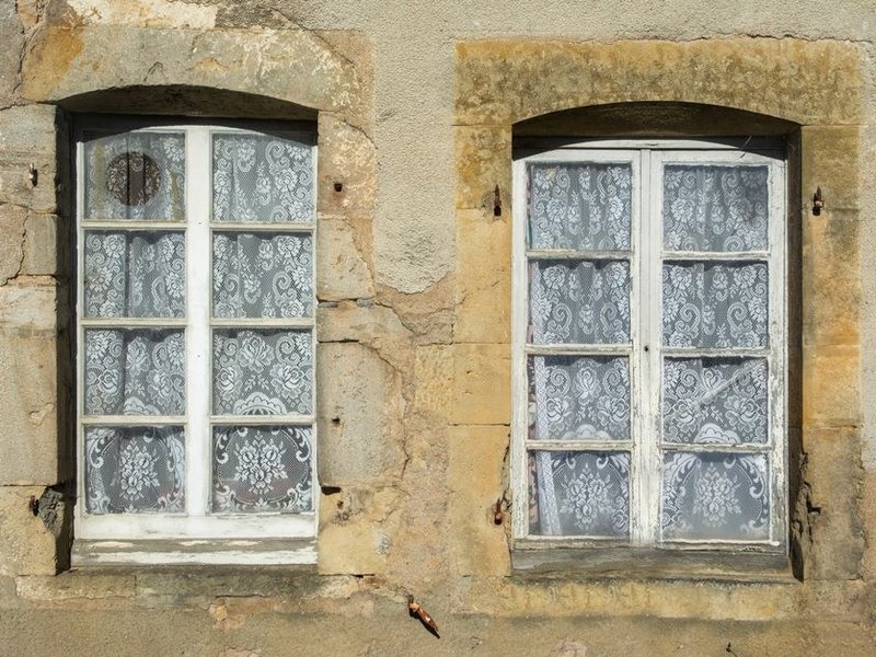 Fenêtres d'origine d'un pavillon de lotissement de Vourles avant remplacement par du double vitrage isolant