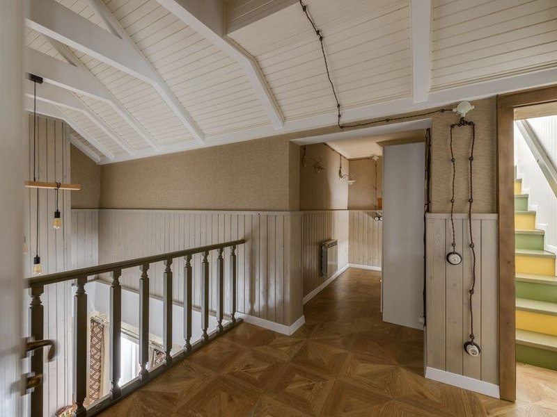 Intérieur d'une maison de hameau de Bibost repeint, cage d'escalier et bois apparents repris, pièce en cours de rafraîchissement