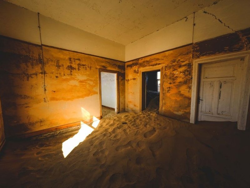Mur intérieur fissuré d'une maison de bourg de Brignais ratissé et doublé avant mise en peinture, support à refaire