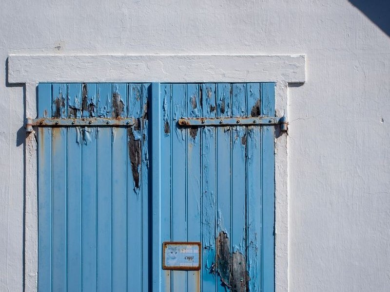 Persiennes et porte en bois anciennes d'une demeure de Brindas décapées, traitées et remises en laque, boiseries marquées par l'humidité