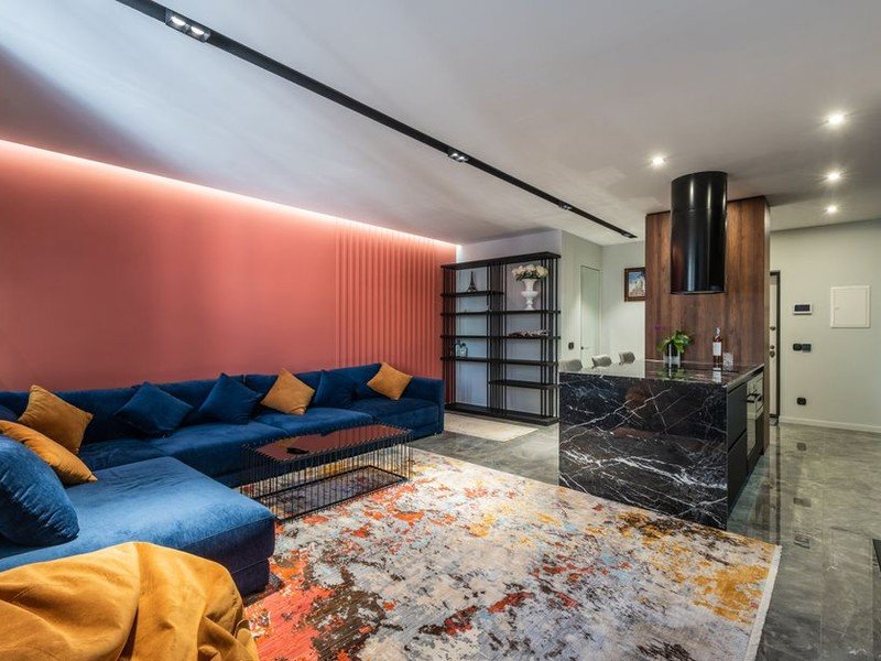 Séjour d'un pavillon des années 1970 à Bron repeint en teinte choisie avec un mur d'accent, projet de décoration intérieure mené pièce par pièce chez un propriétaire