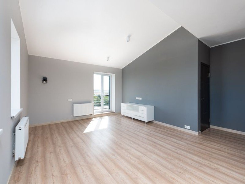 Appartement de grand ensemble du Terraillon à Bron remis en peinture, murs et plafond en teinte neutre claire, sols protégés par des bâches
