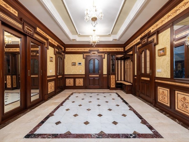 Salon de réception à boiseries d'une demeure de Charbonnières-les-Bains, panneaux de bois préparés avant remise en peinture