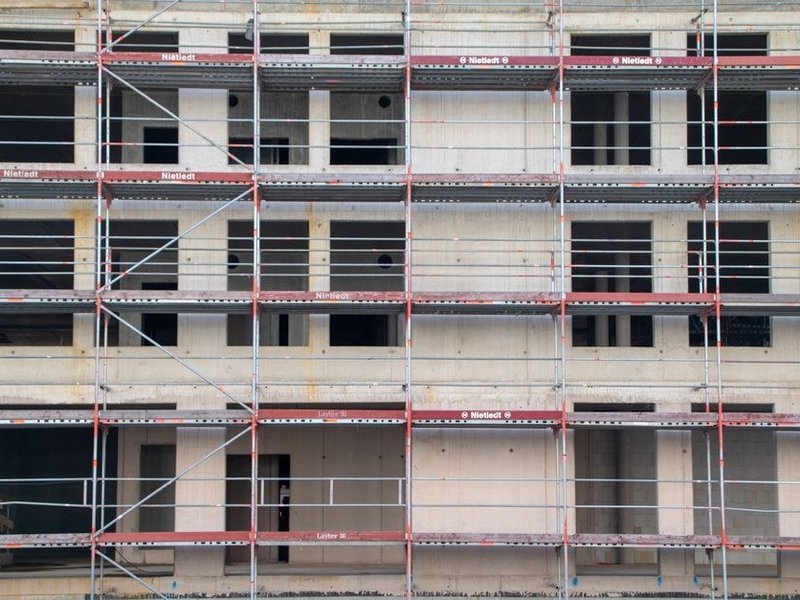 Façade en crépi d'une maison de Chassieu en cours de ravalement, enduit nettoyé et repris avant peinture