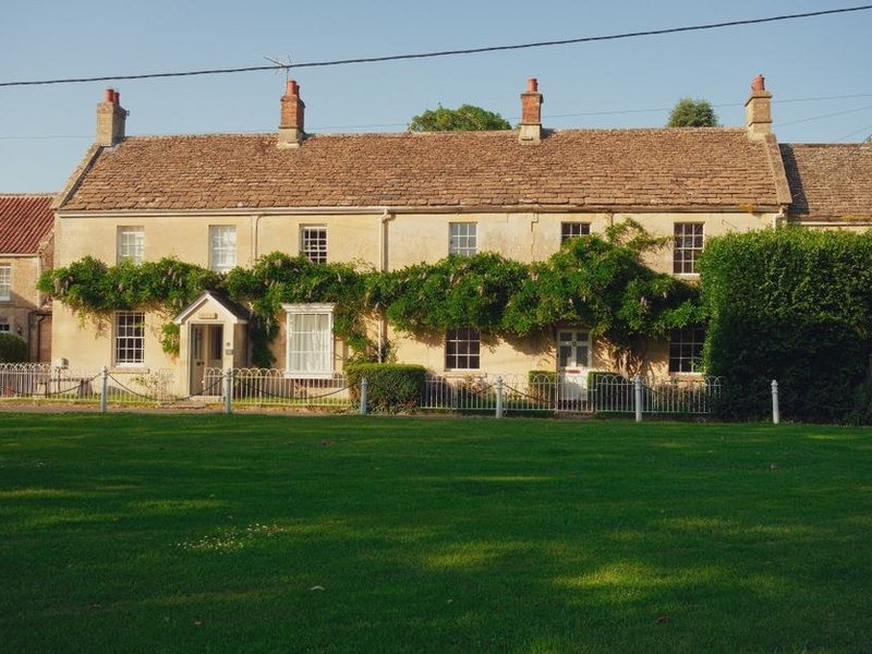 Façade en pierre dorée d'une maison de caractère du bourg de Collonges-au-Mont-d'Or nettoyée en douceur et rejointoyée à la chaux avant ravalement