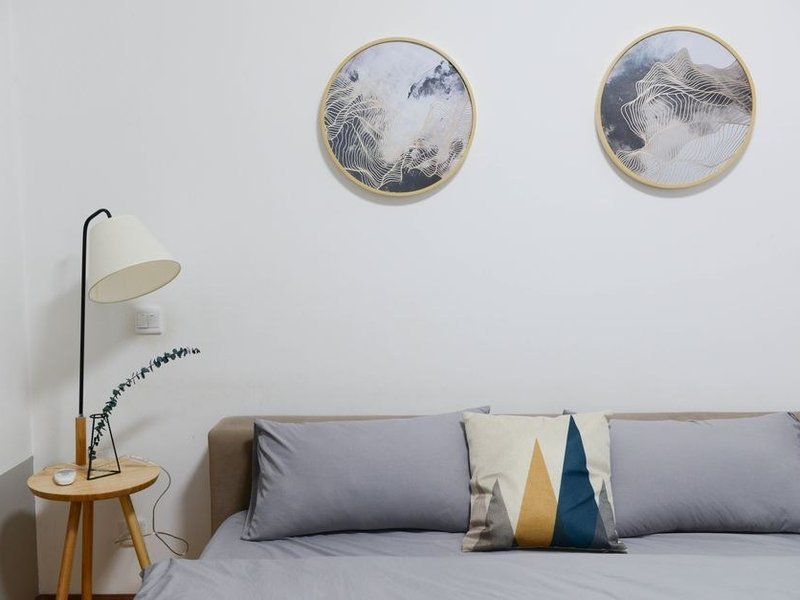 Mise en peinture d'une chambre aux murs placo droits dans un pavillon récent de lotissement à Communay, finition soignée