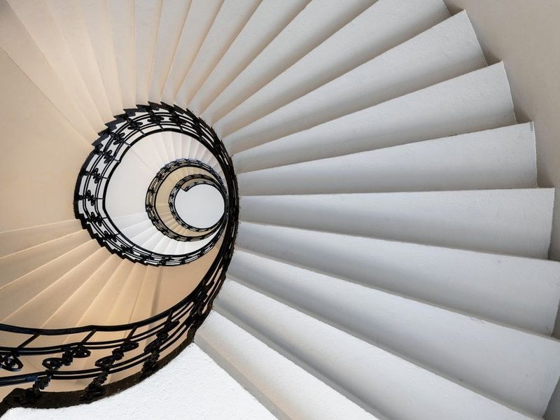 Peinture d'une cage d'escalier claire dans un pavillon de lotissement récent à Communay, teinte choisie selon la lumière