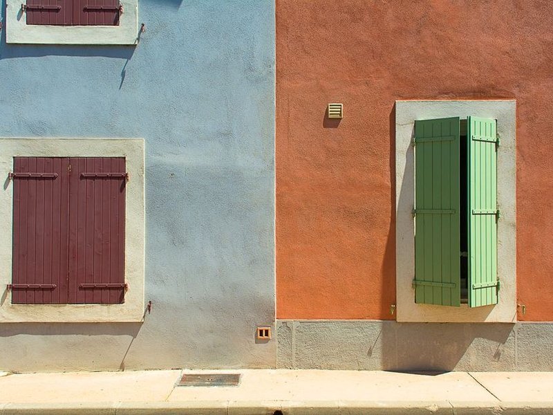 Façade d'une maison du bourg de Corbas ravalée et repeinte, volets poncés et remis en peinture après exposition au soleil de la plaine