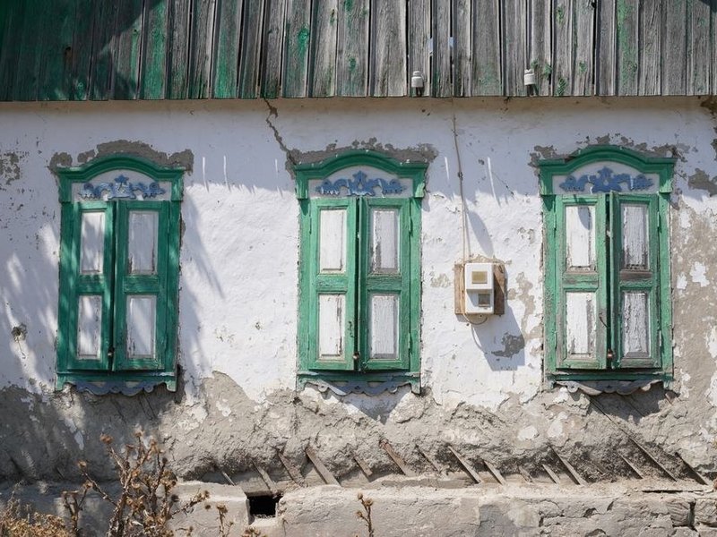 Ravalement d'une maison de pierre de hameau ancienne enduite à la chaux à Courzieu, enduit sondé et repris avant une finition perméable