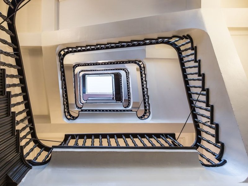 Cage d'escalier d'un pavillon de Dardilly repeinte, murs hauts et plafond de la montée repris