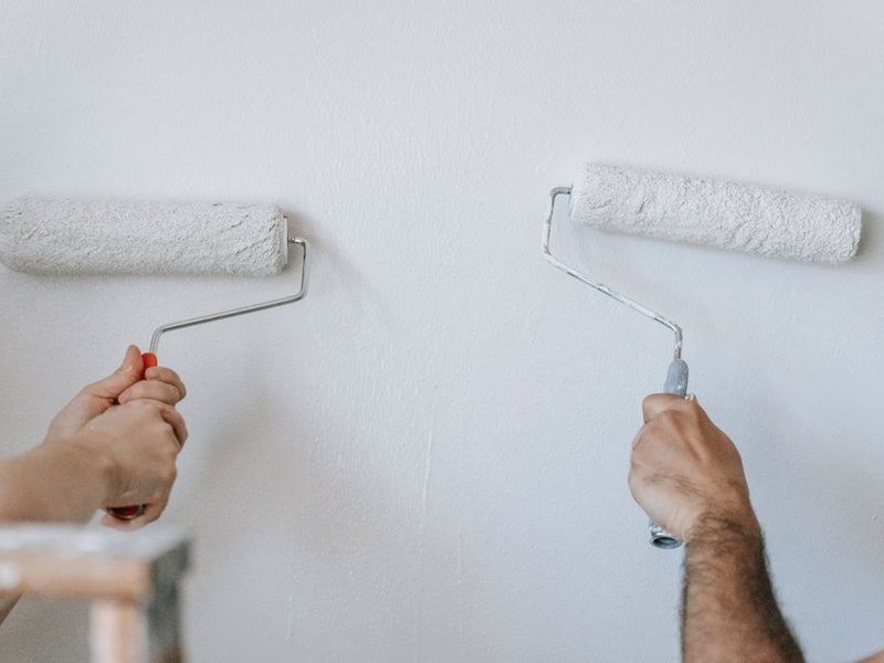 Mise en peinture d'une chambre dans un pavillon récent de lotissement à Décines-Charpieu, murs droits en placo et finition soignée