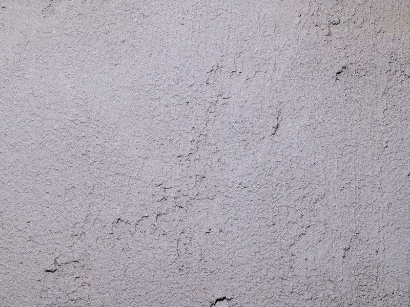 Pose d'un stuc décoratif à la chaux sur un mur d'entrée d'une propriété bourgeoise d'Écully, rendu minéral lumineux