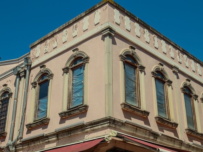 Ravalement de façade d'un pavillon de Feyzin, crépi grisé lavé et repris avant application d'une peinture de façade sur le coteau