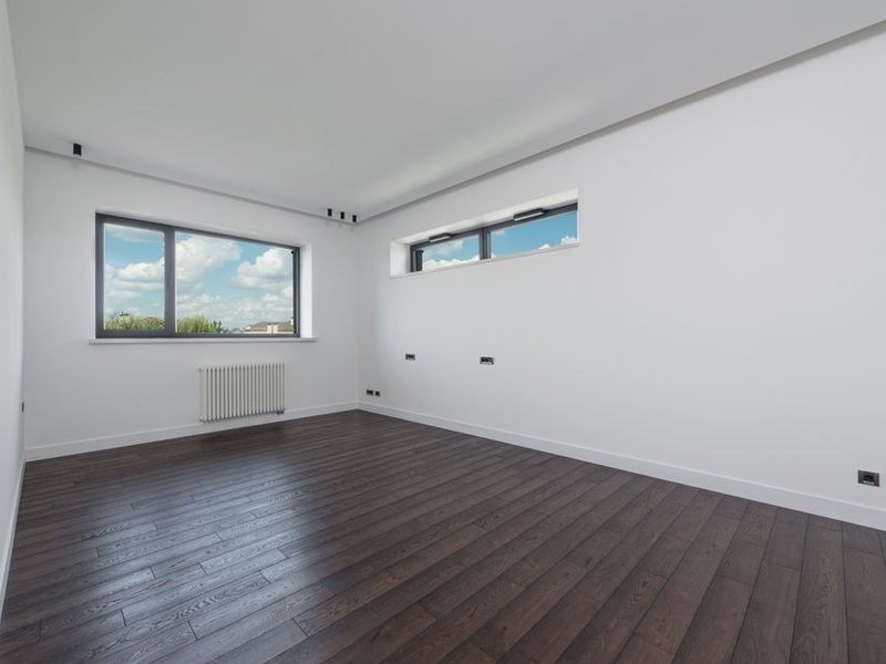 Remise en peinture de l'intérieur d'un pavillon de Feyzin, teinte claire et sols protégés par des bâches pendant le chantier