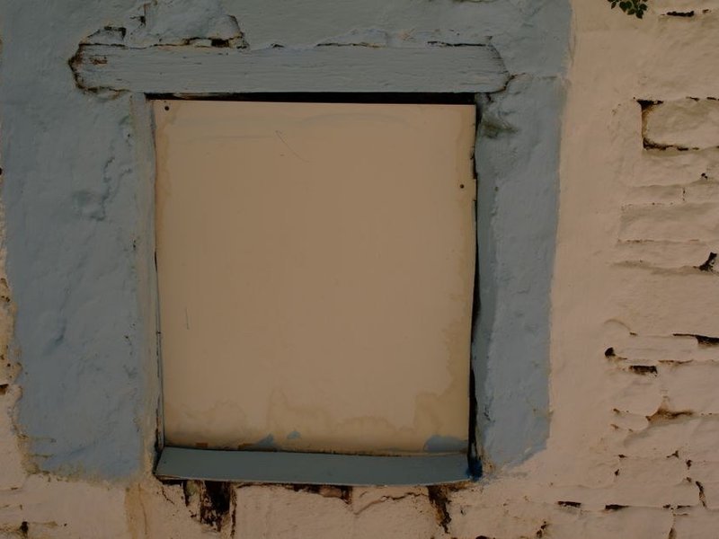 Intérieur d'une maison du vieux bourg de Fontaines-Saint-Martin près de l'église Saint-Martin, enduits anciens rebouchés et fixés à la sous-couche avant peinture moderne