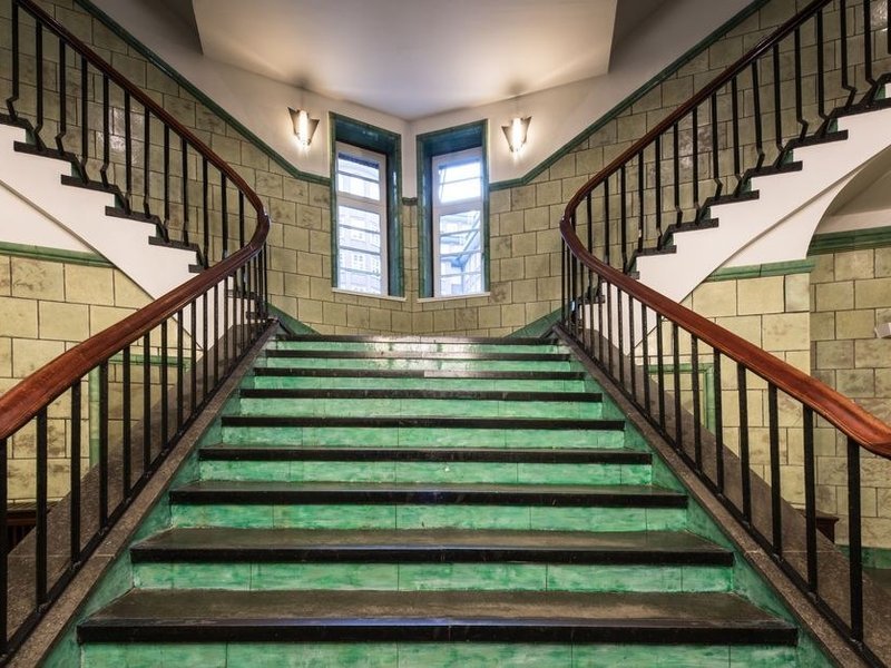 Cage d'escalier commune d'un immeuble ancien des quais de Saône à Fontaines-sur-Saône repeinte en teinte claire, main courante et paliers protégés