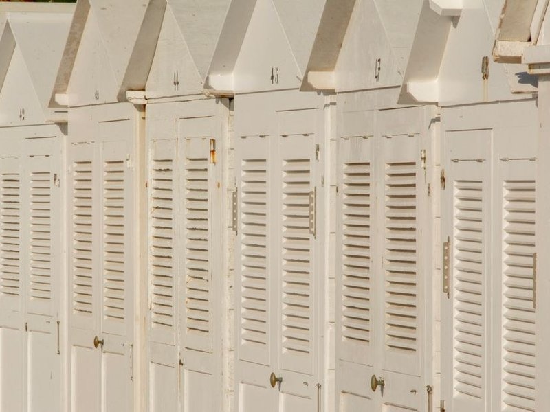 Volets poncés puis repeints au pinceau sur un pavillon de Genas après des étés de plein soleil
