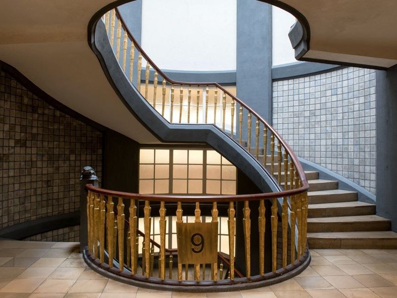 Cage d'escalier d'une copropriété du centre de Givors en cours de remise en peinture, murs lessivés et repris avant peinture lessivable