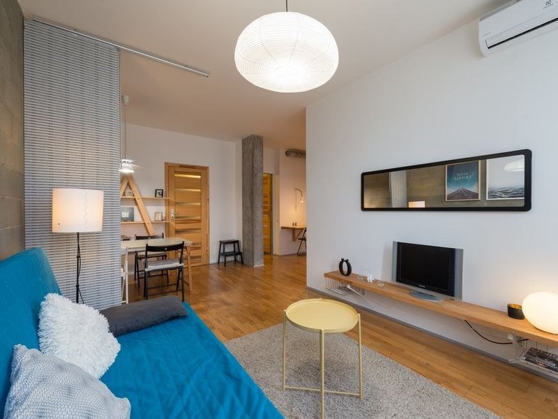Remise en peinture d'un appartement du centre ancien de Givors, teinte claire et sols protégés par des bâches avant chantier